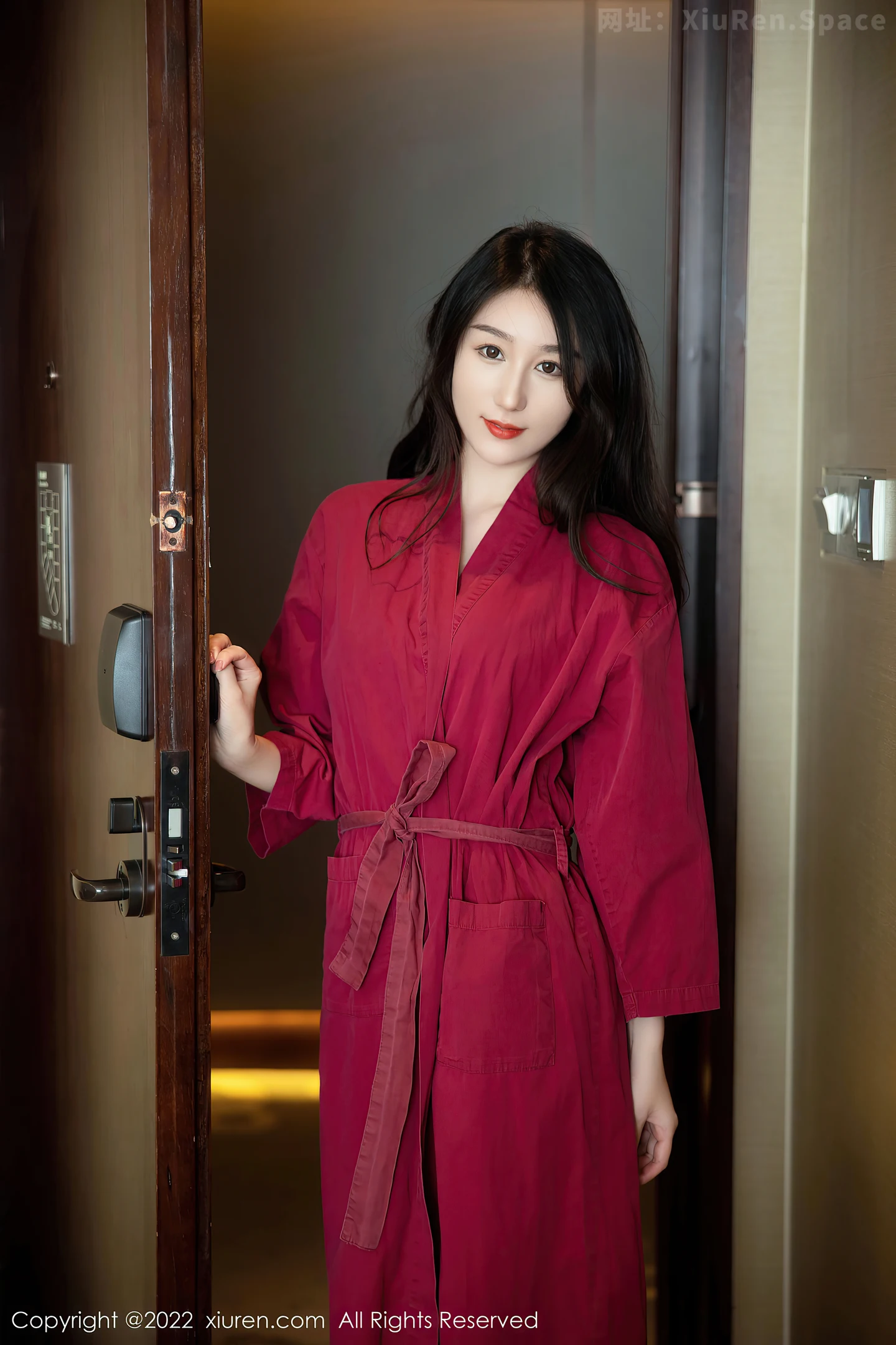 图片[2]-[XiuRen秀人网] VOL.5624 新人模特薇薇酱私房性感红色浴袍露黑色蕾丝内衣完美诱惑写真80P-秀人网官方网站